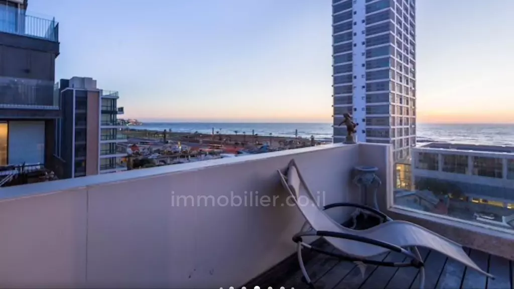 Duplex-Penthouse 4.5 pièces  Tel Aviv 1ere ligne mer 457-IBL-668