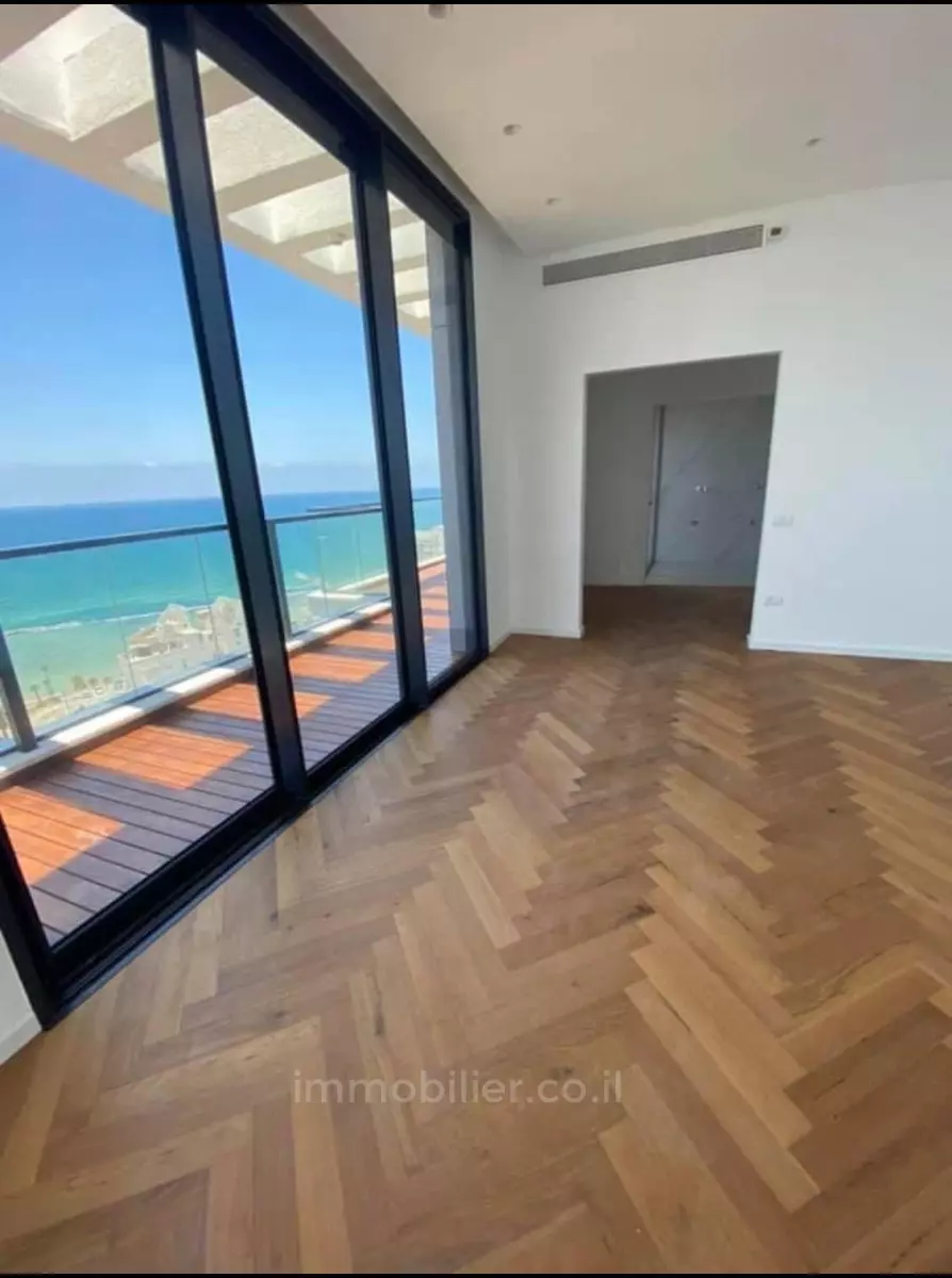 Penthouse 5 pièces  Tel Aviv 1ere ligne mer 599-IBL-3