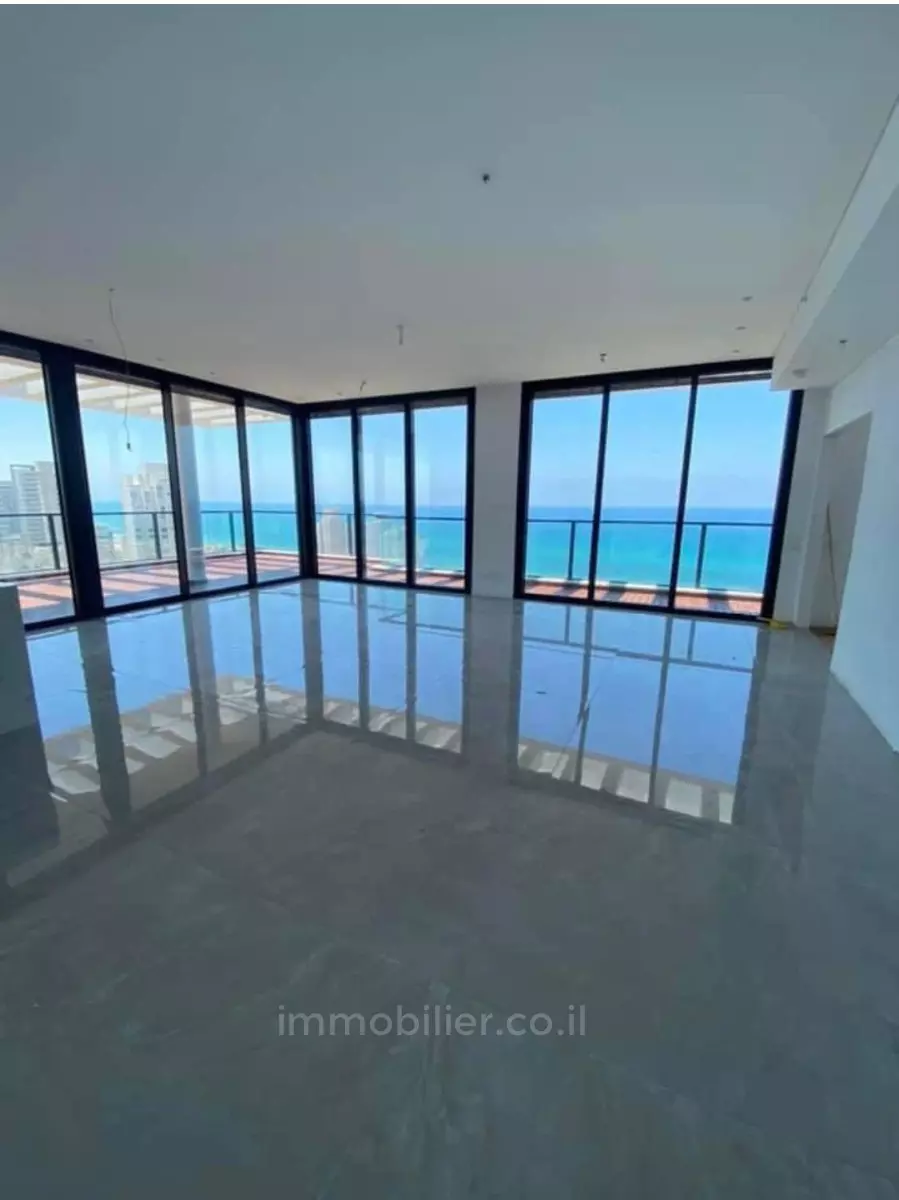 Penthouse 5 pièces  Tel Aviv 1ere ligne mer 599-IBL-3