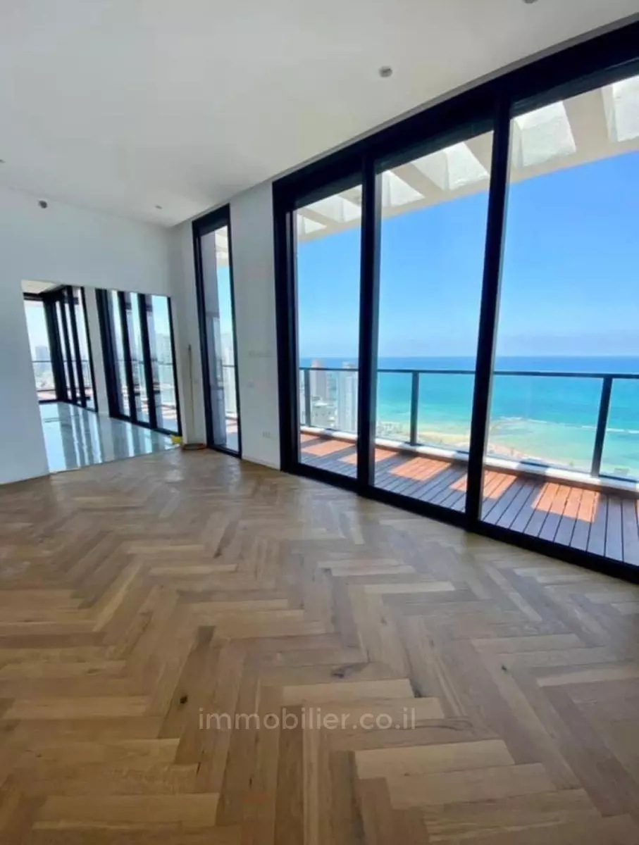 Penthouse 5 pièces  Tel Aviv 1ere ligne mer 599-IBL-3